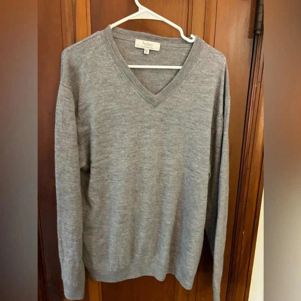 Turnbury extra fine gray wool v-neck men’s sweater size large